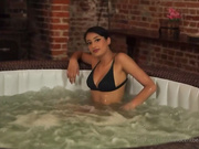 Kayla Kapoor masturbates in hot tub