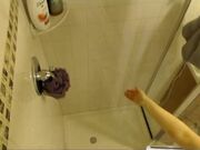 Espiandola en la ducha