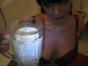 Aische Pervers 1 Liter Milch in private premium video