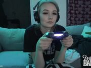 Missbanana gamer girl multitasks