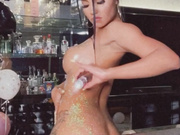 Mel_Fox and her body covered with glitter (short video)