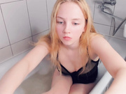Michelle_swan 6.11.21 dildo bj in bath