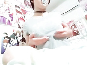 jugando con sus pechos