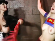 _Lesbianas Zatana vs Supergirl Movie Parody
