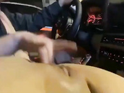 Chica es masturbada en el carro