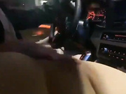 Chica es masturbada en el carro