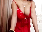 What's this desi aunty's name? Please dm or comment