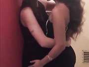 Petites amies s'embrassant french lesbian kiss
