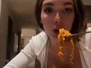 Lyna Perez - Eats and chatting (Live)
