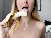 Nanda succhia una banana mentre si tocca