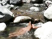 Neila desnuda en el rio