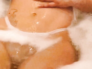 Iggy azalea flashes tits in bath tube