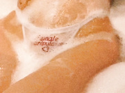 Iggy azalea flashes tits in bath tube