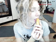Lanshan_Classy erotically sucking a banana